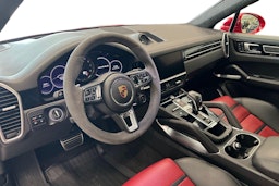 punainen Porsche Cayenne 2021 kuva 6.