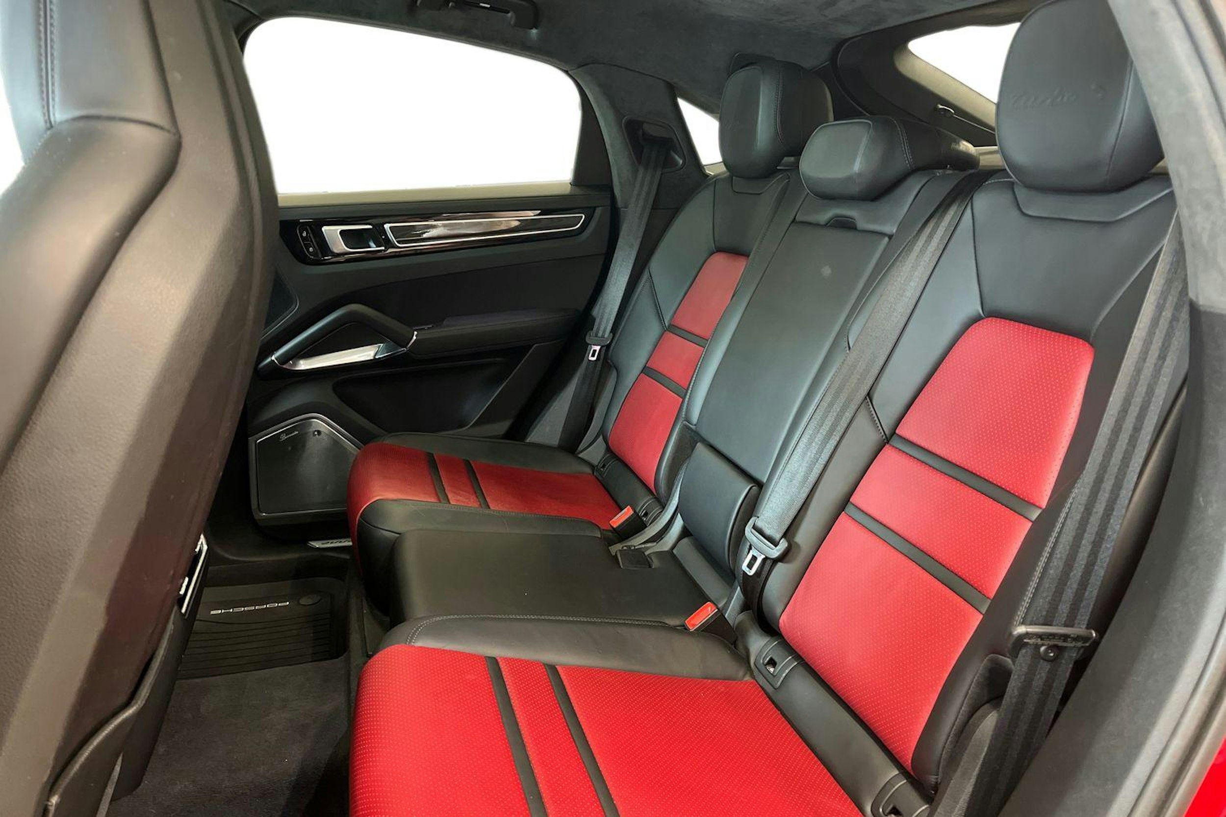 punainen Porsche Cayenne 2021 kuva 7.