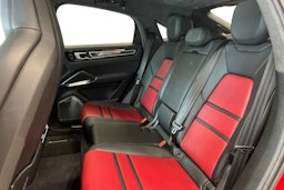 punainen Porsche Cayenne 2021 kuva 7.