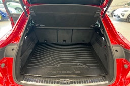 punainen Porsche Cayenne 2021 kuva 9.