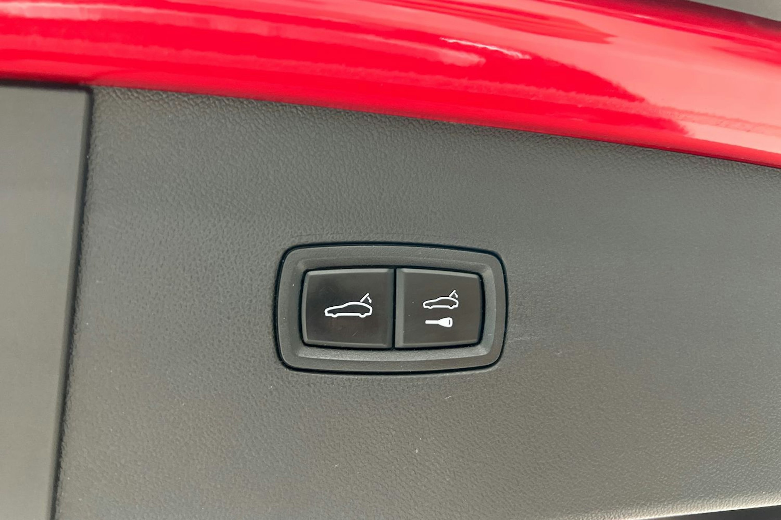 punainen Porsche Cayenne 2021 kuva 11.