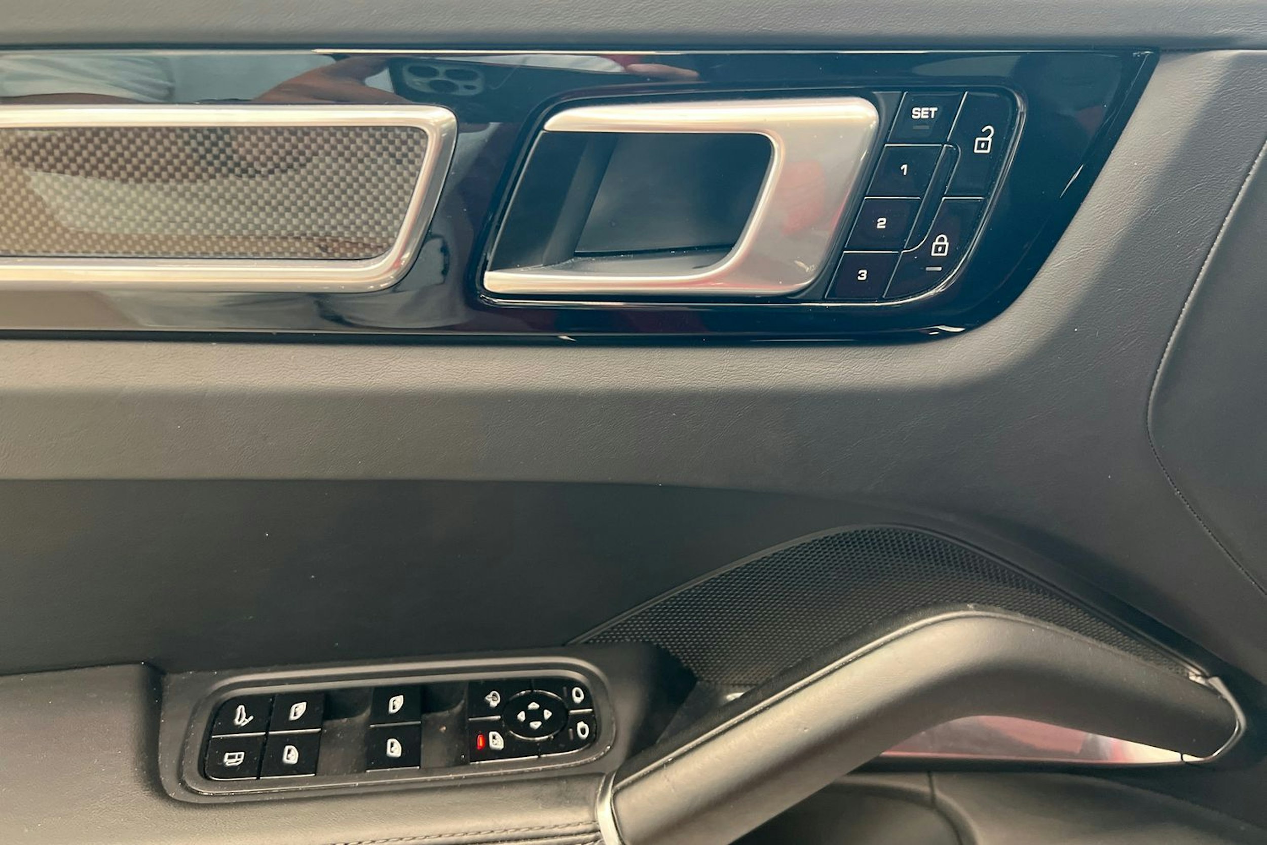 punainen Porsche Cayenne 2021 kuva 12.
