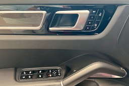 punainen Porsche Cayenne 2021 kuva 12.