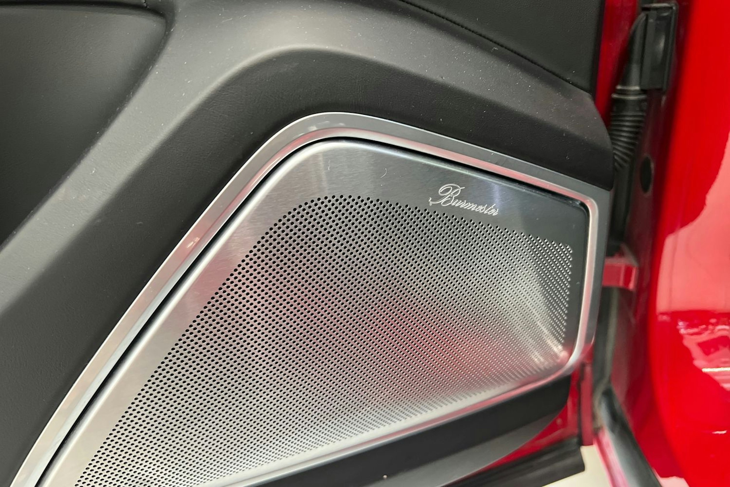punainen Porsche Cayenne 2021 kuva 13.