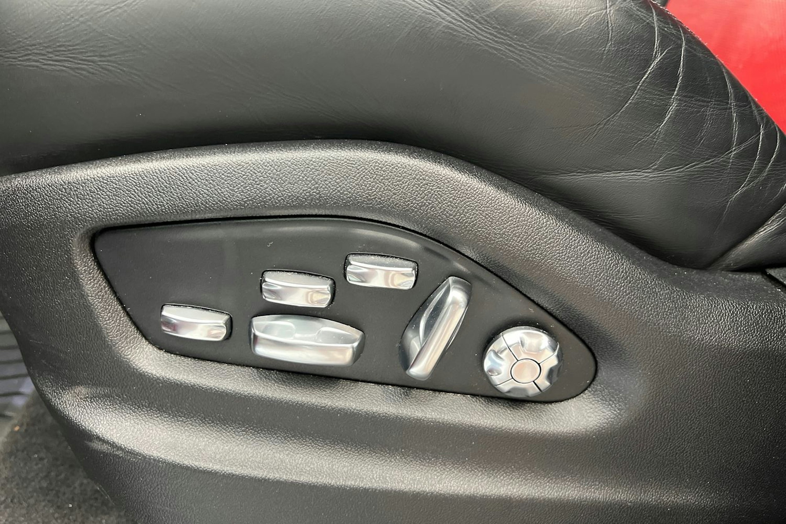 punainen Porsche Cayenne 2021 kuva 14.