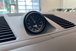 punainen Porsche Cayenne 2021 kuva 15.