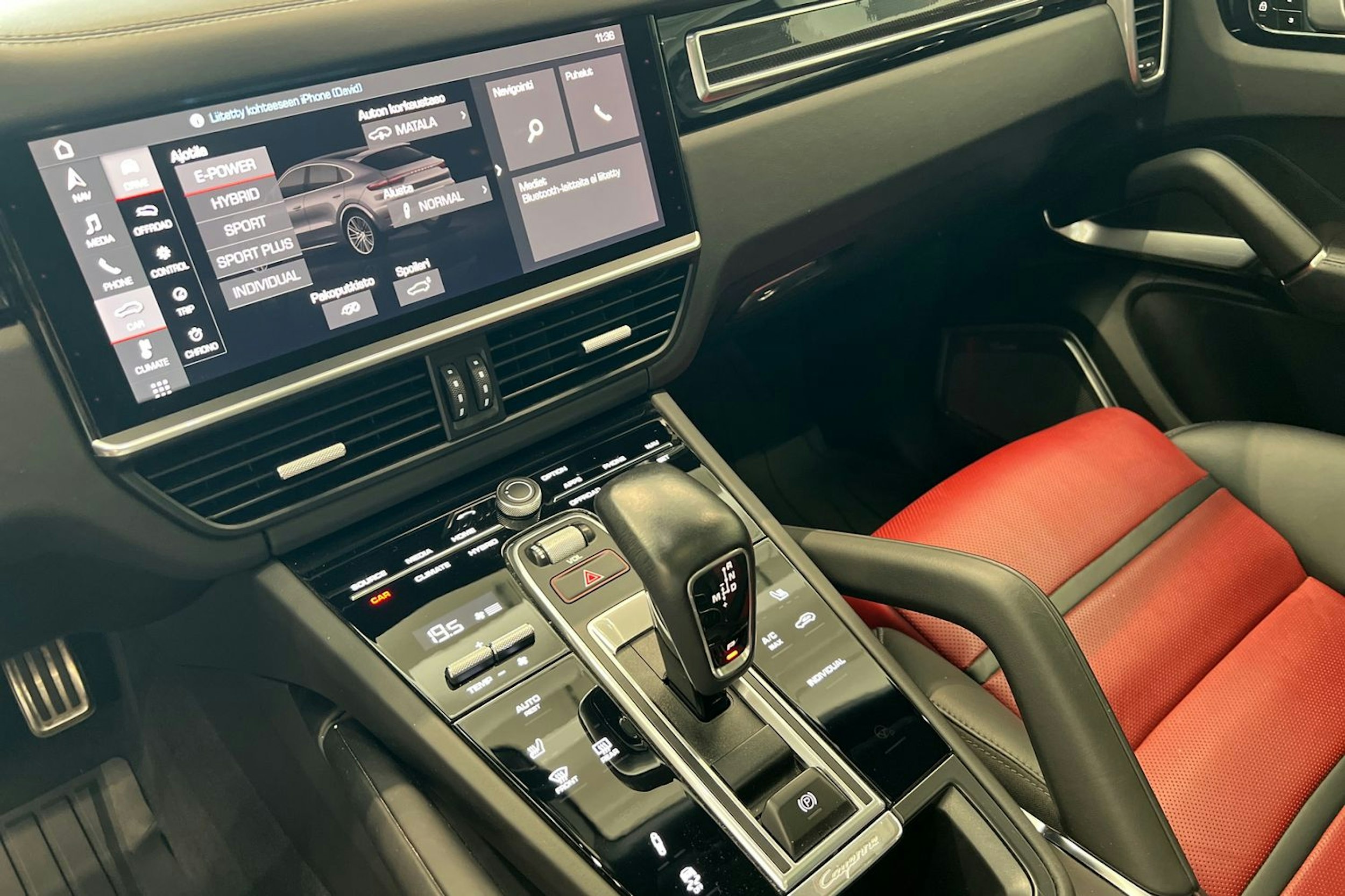 punainen Porsche Cayenne 2021 kuva 16.