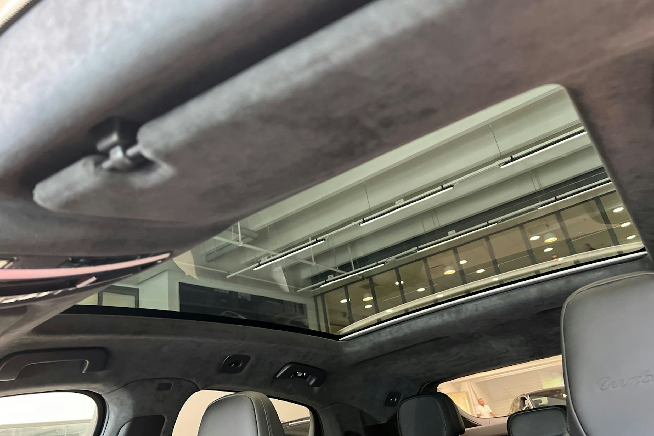punainen Porsche Cayenne 2021 kuva 17.