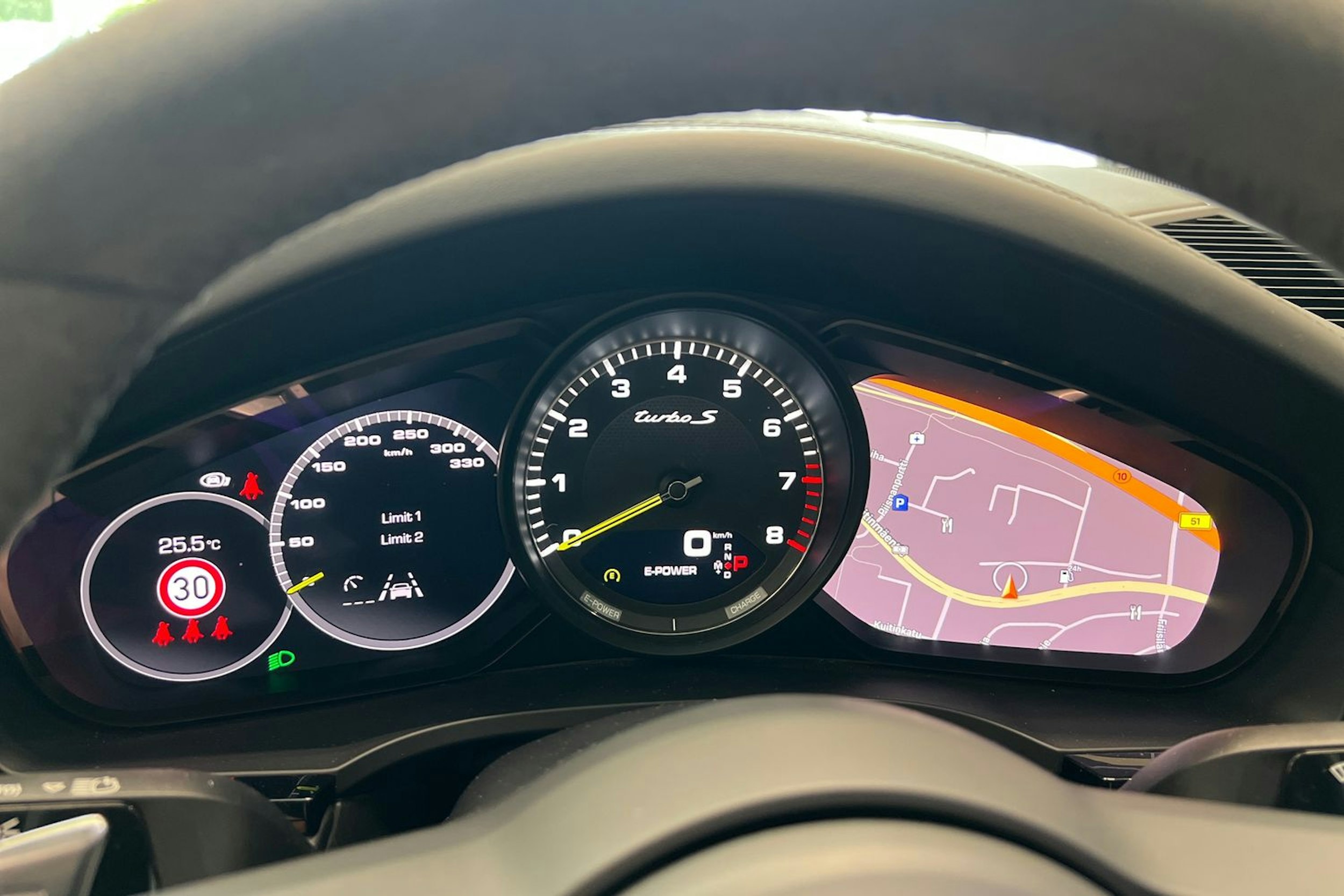 punainen Porsche Cayenne 2021 kuva 18.