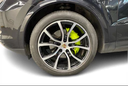 musta Porsche Cayenne 2021 kuva 10.