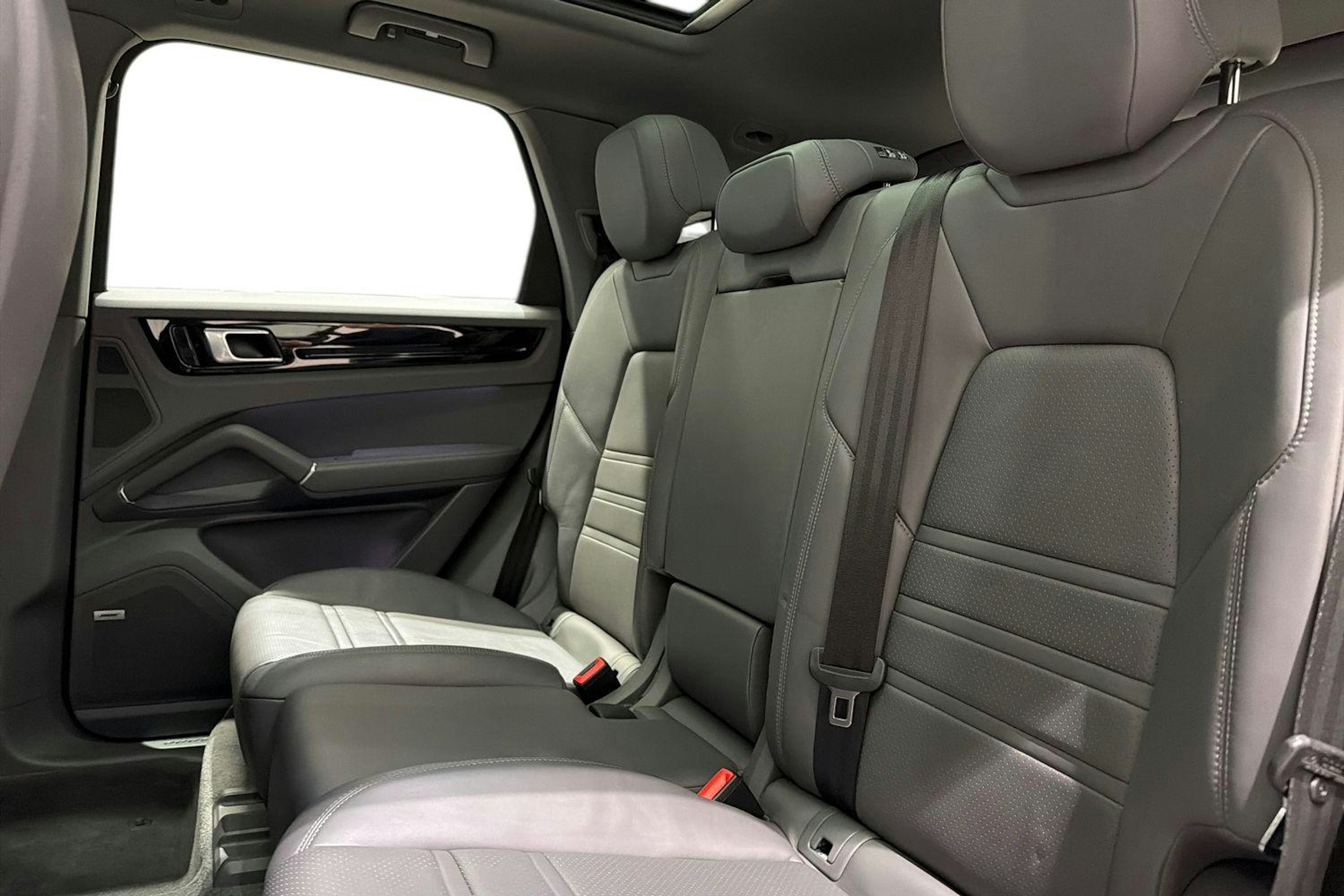 Valkoinen Porsche Cayenne 2021 kuva 8.