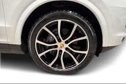 Valkoinen Porsche Cayenne 2021 kuva 9.