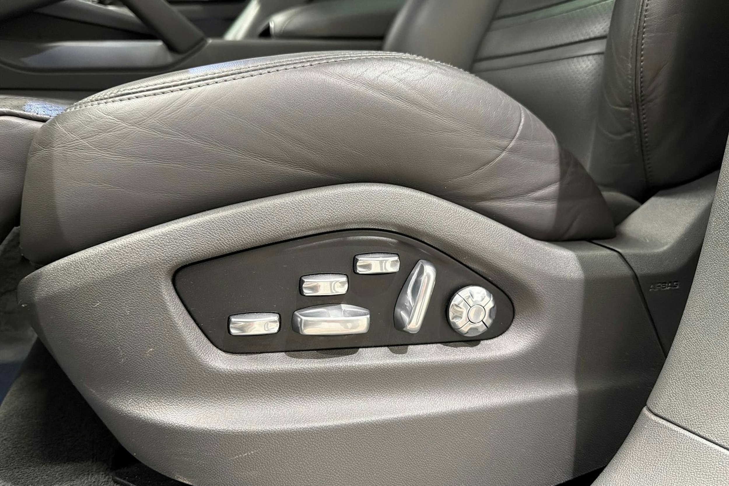 Valkoinen Porsche Cayenne 2021 kuva 11.