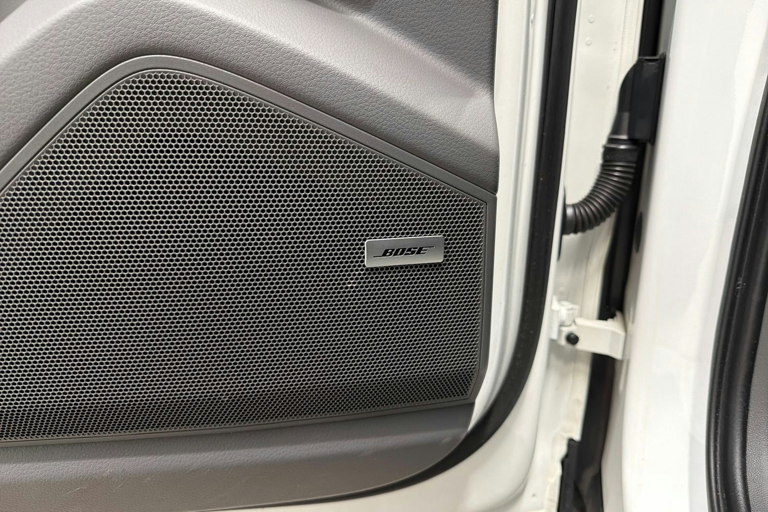 Valkoinen Porsche Cayenne 2021 kuva 12.