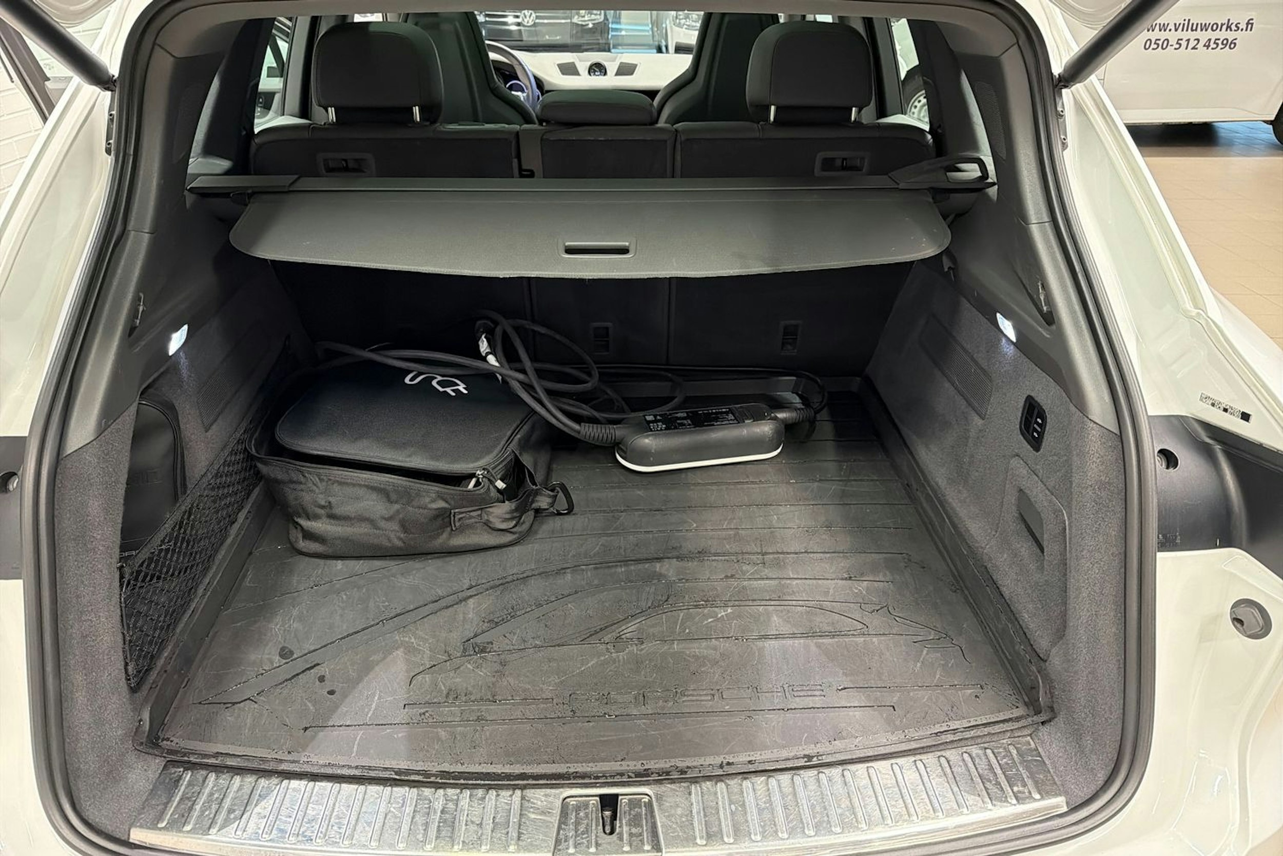 Valkoinen Porsche Cayenne 2021 kuva 15.