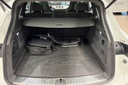 Valkoinen Porsche Cayenne 2021 kuva 15.