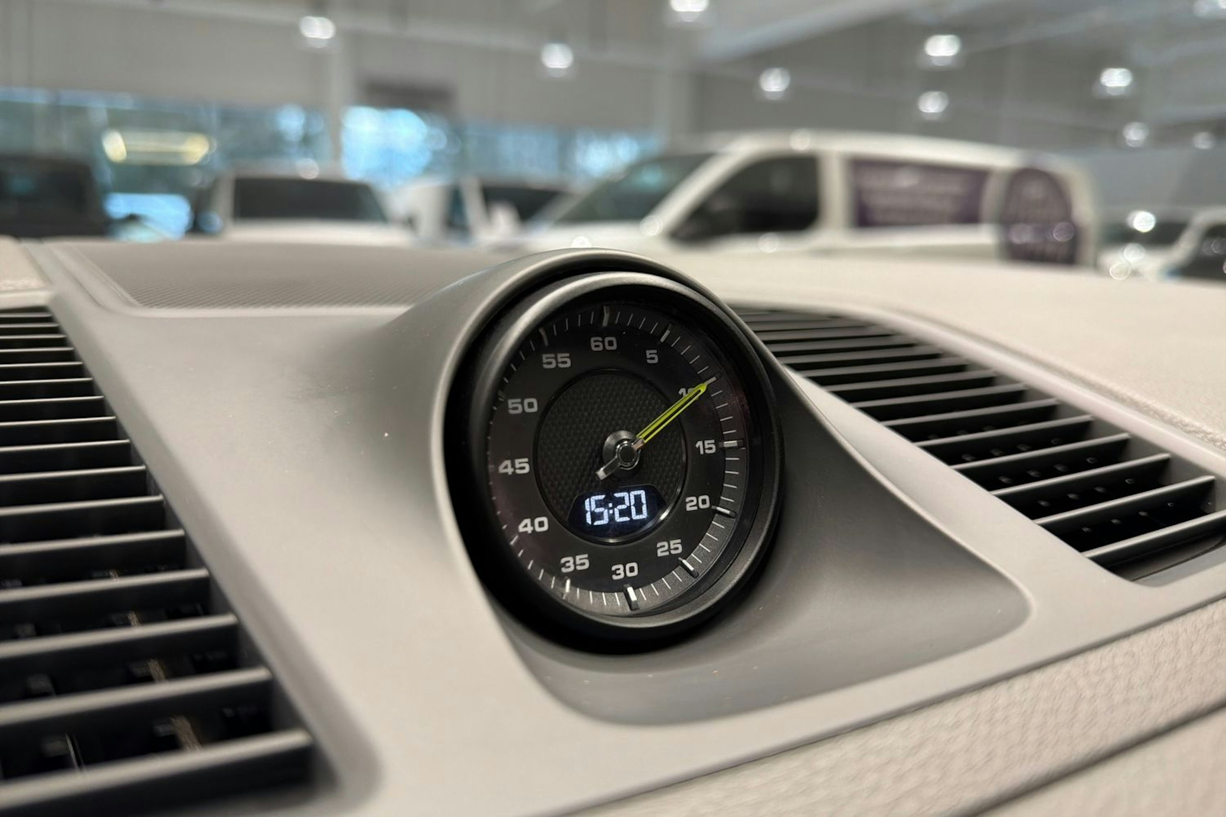 Valkoinen Porsche Cayenne 2021 kuva 17.