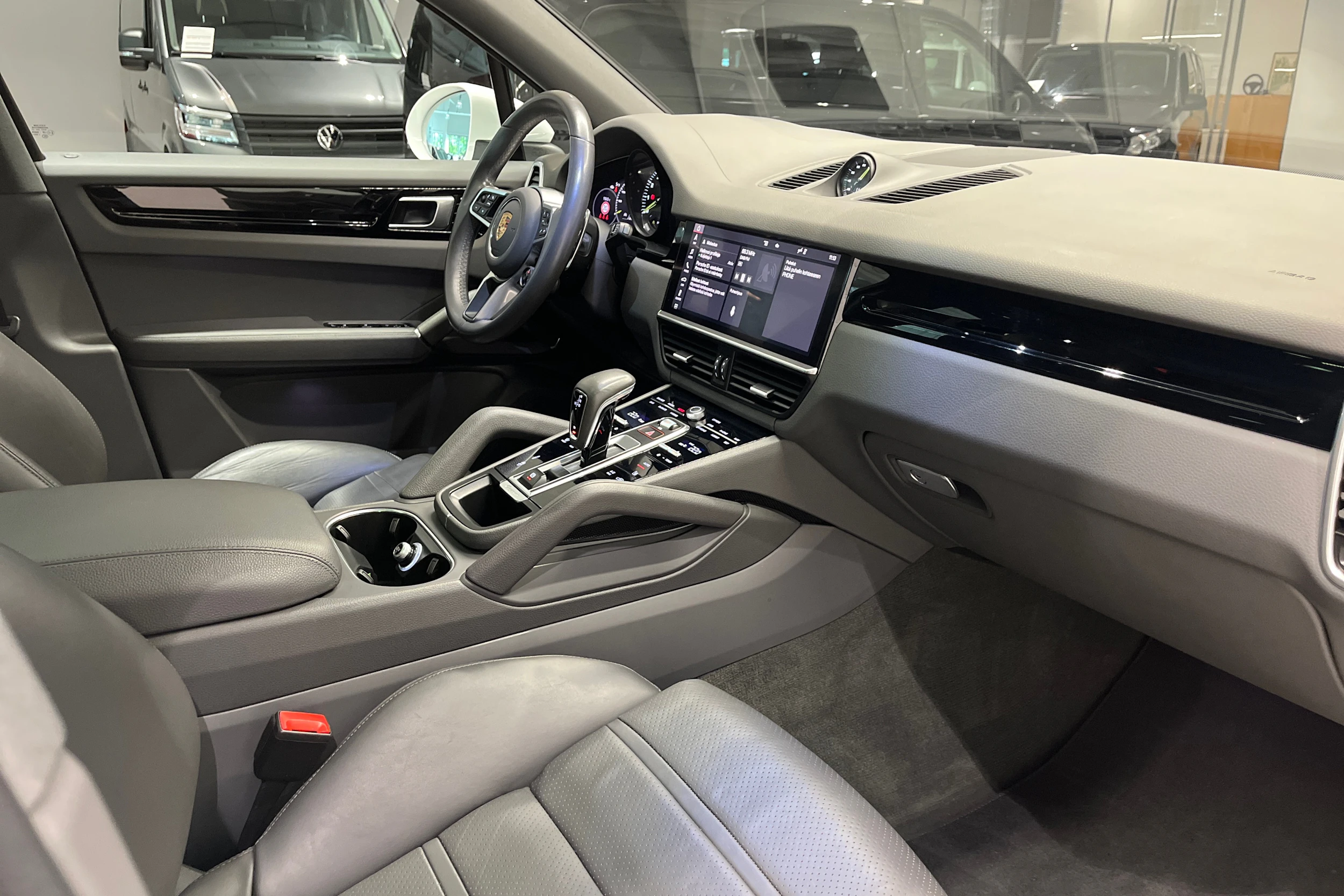 Valkoinen Porsche Cayenne 2021 kuva 21.