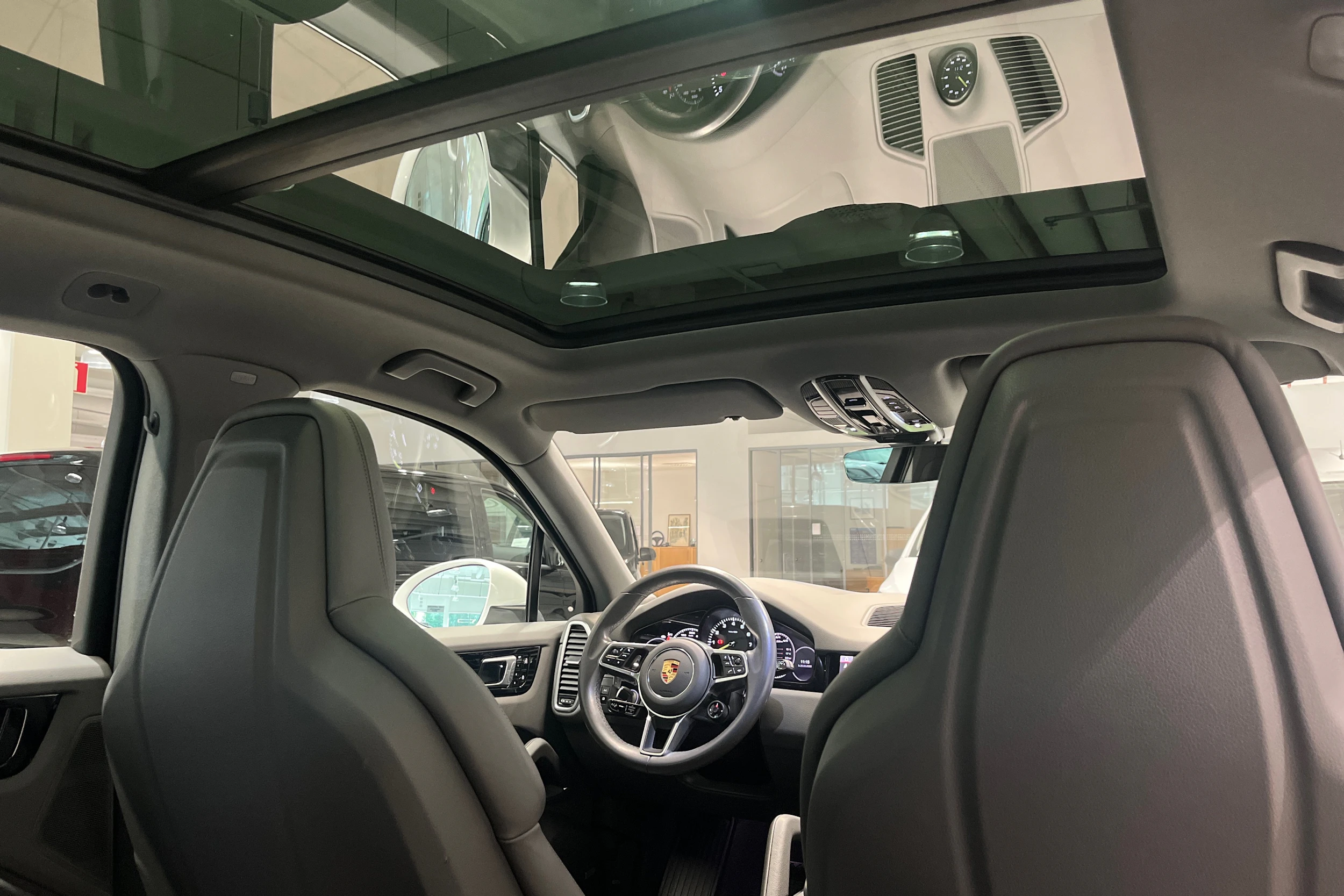 Valkoinen Porsche Cayenne 2021 kuva 23.
