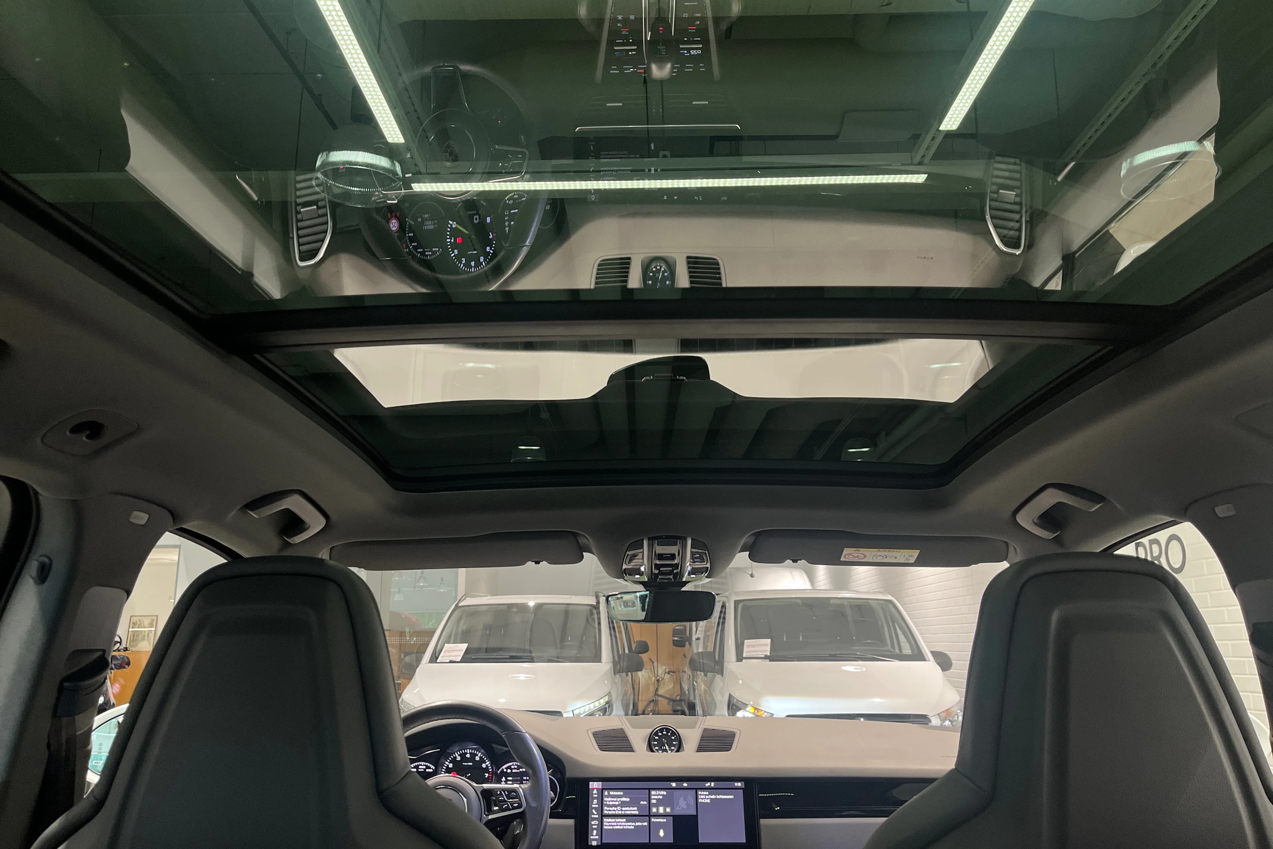 Valkoinen Porsche Cayenne 2021 kuva 24.