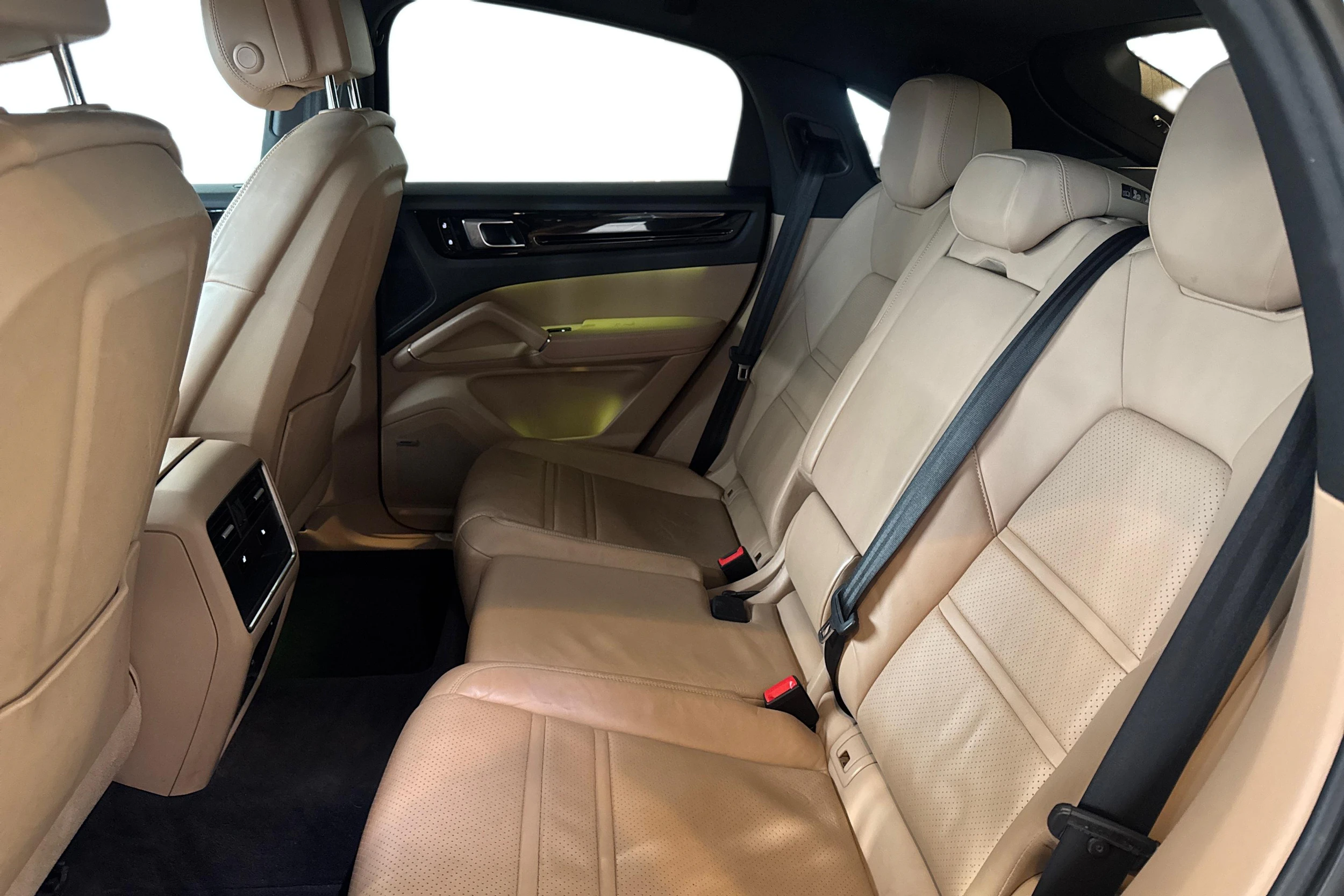musta Porsche Cayenne 2021 kuva 8.