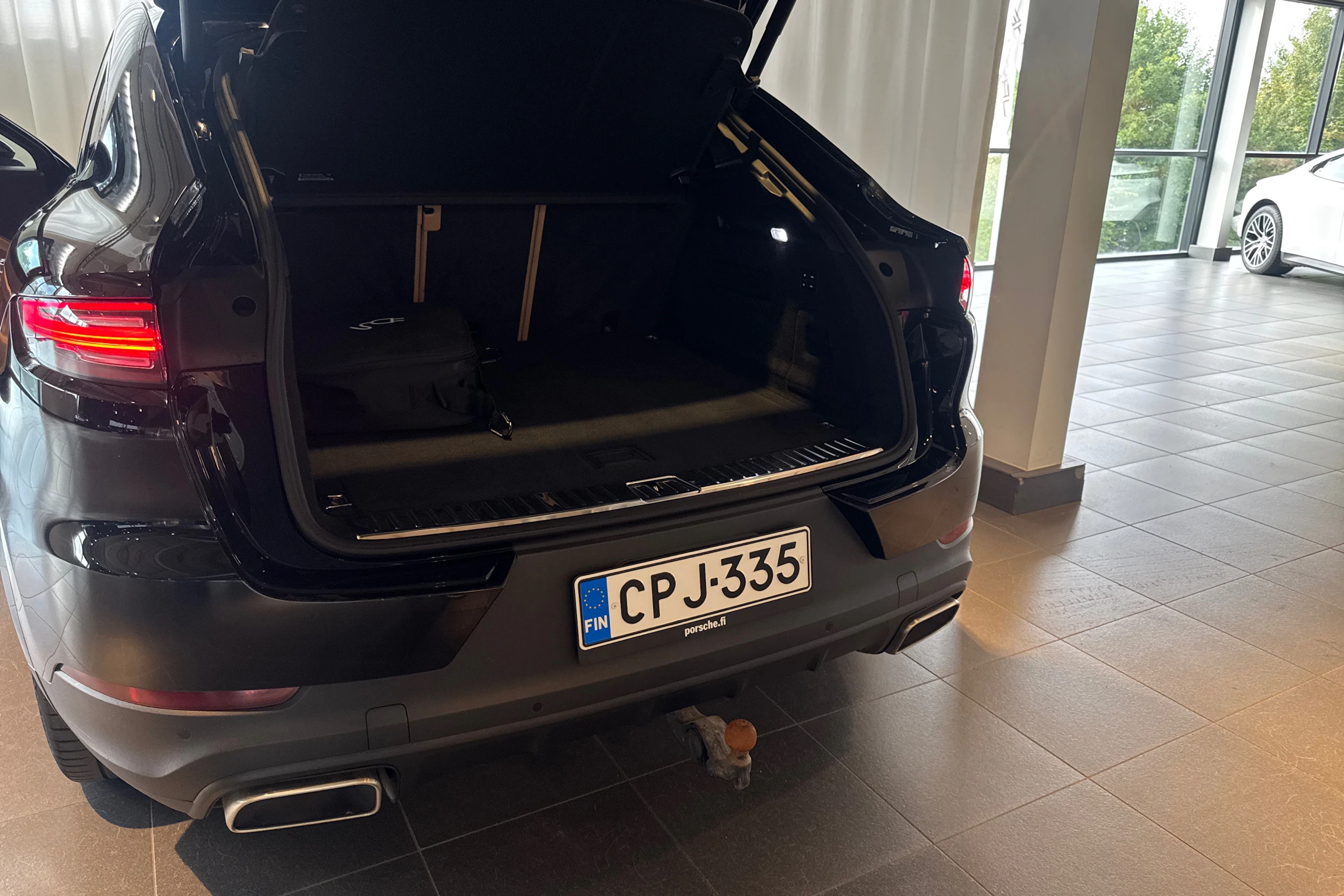 musta Porsche Cayenne 2021 kuva 20.