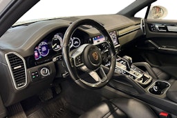 valkoinen Porsche Cayenne 2021 kuva 3.