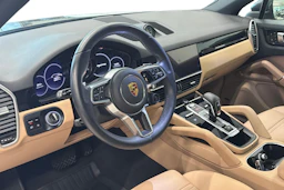 Harmaa Porsche Cayenne 2021 kuva 6.