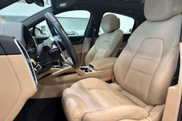 Harmaa Porsche Cayenne 2021 kuva 9.