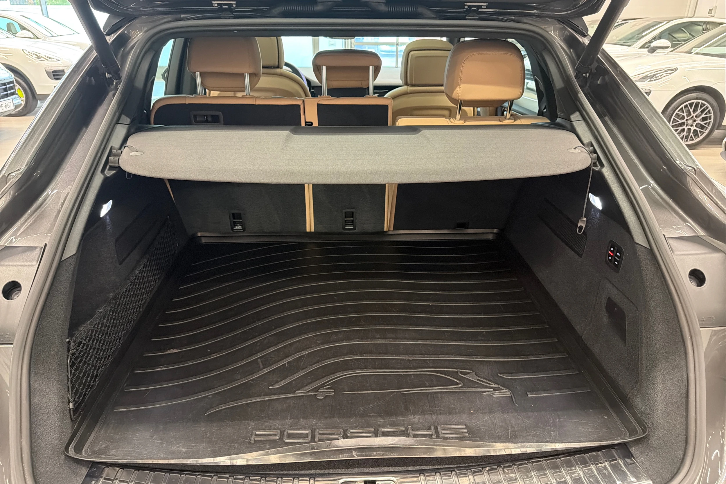 Harmaa Porsche Cayenne 2021 kuva 11.