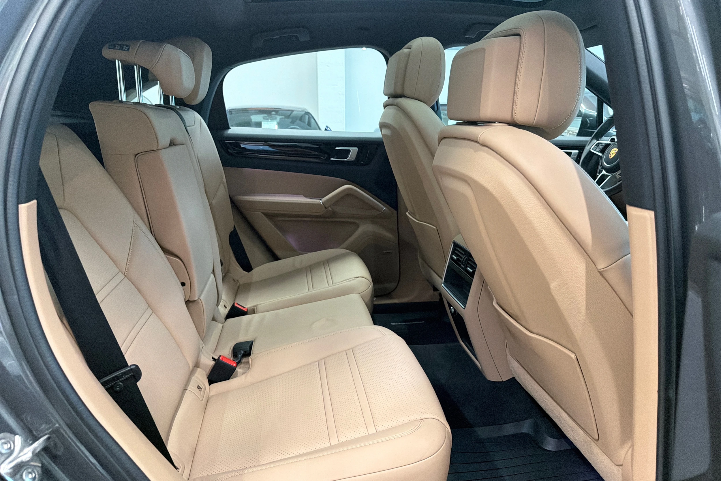 Harmaa Porsche Cayenne 2021 kuva 14.