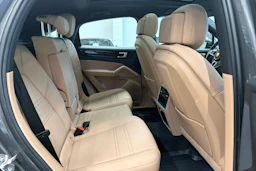 Harmaa Porsche Cayenne 2021 kuva 14.