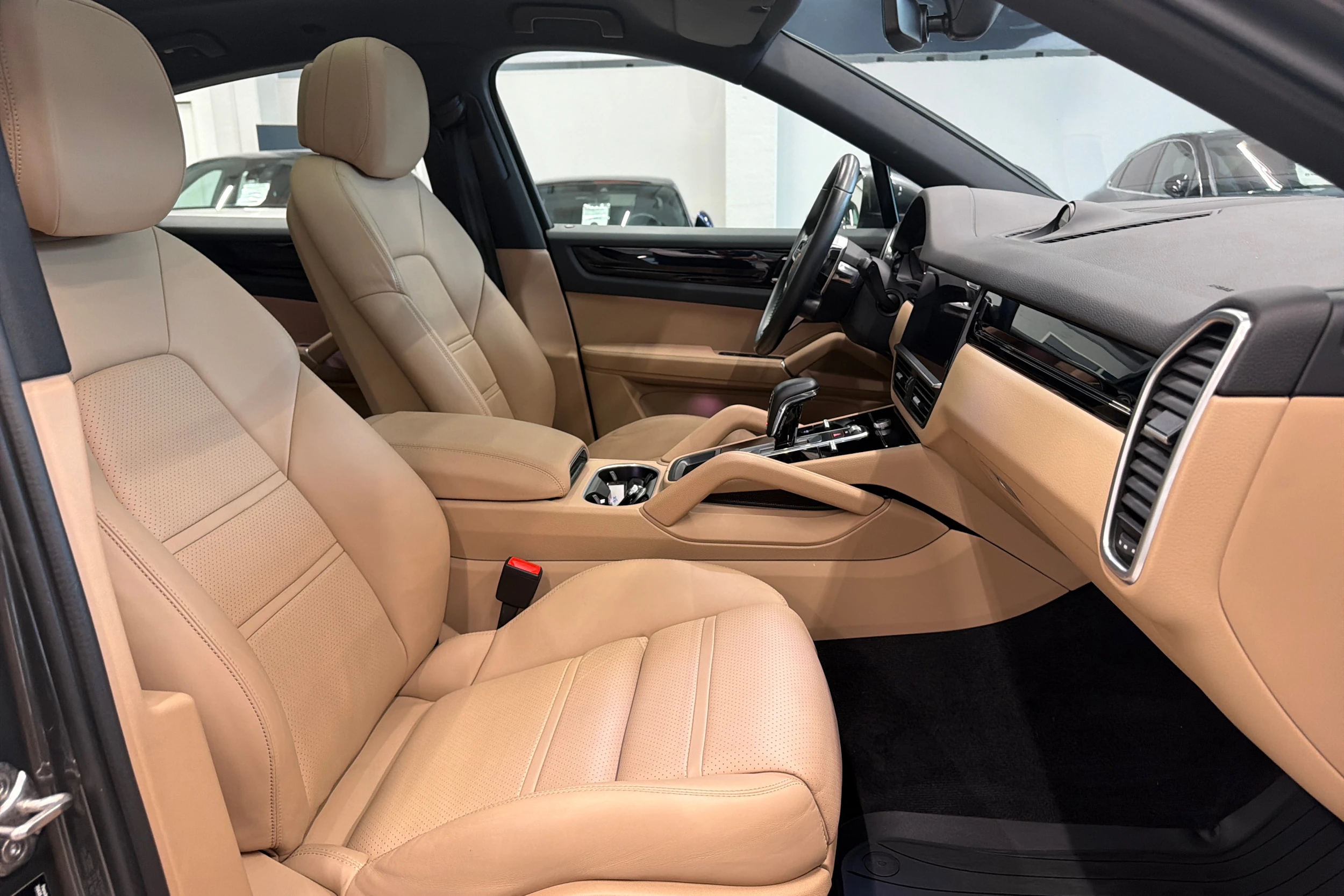 Harmaa Porsche Cayenne 2021 kuva 15.