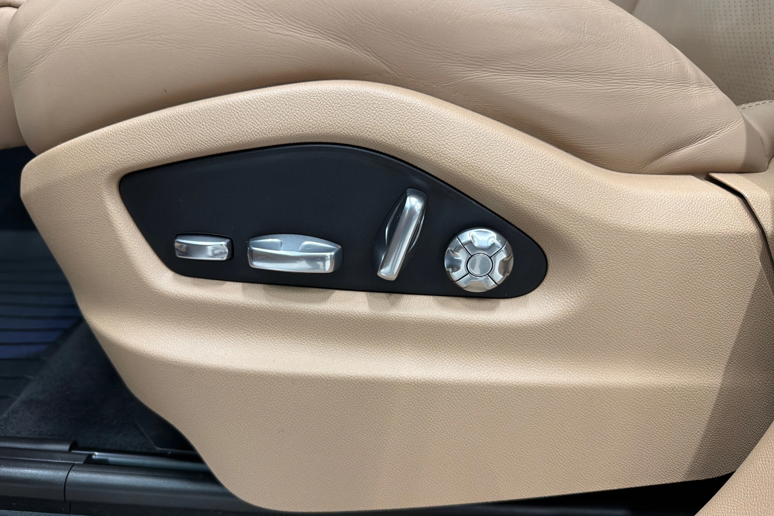 Harmaa Porsche Cayenne 2021 kuva 16.