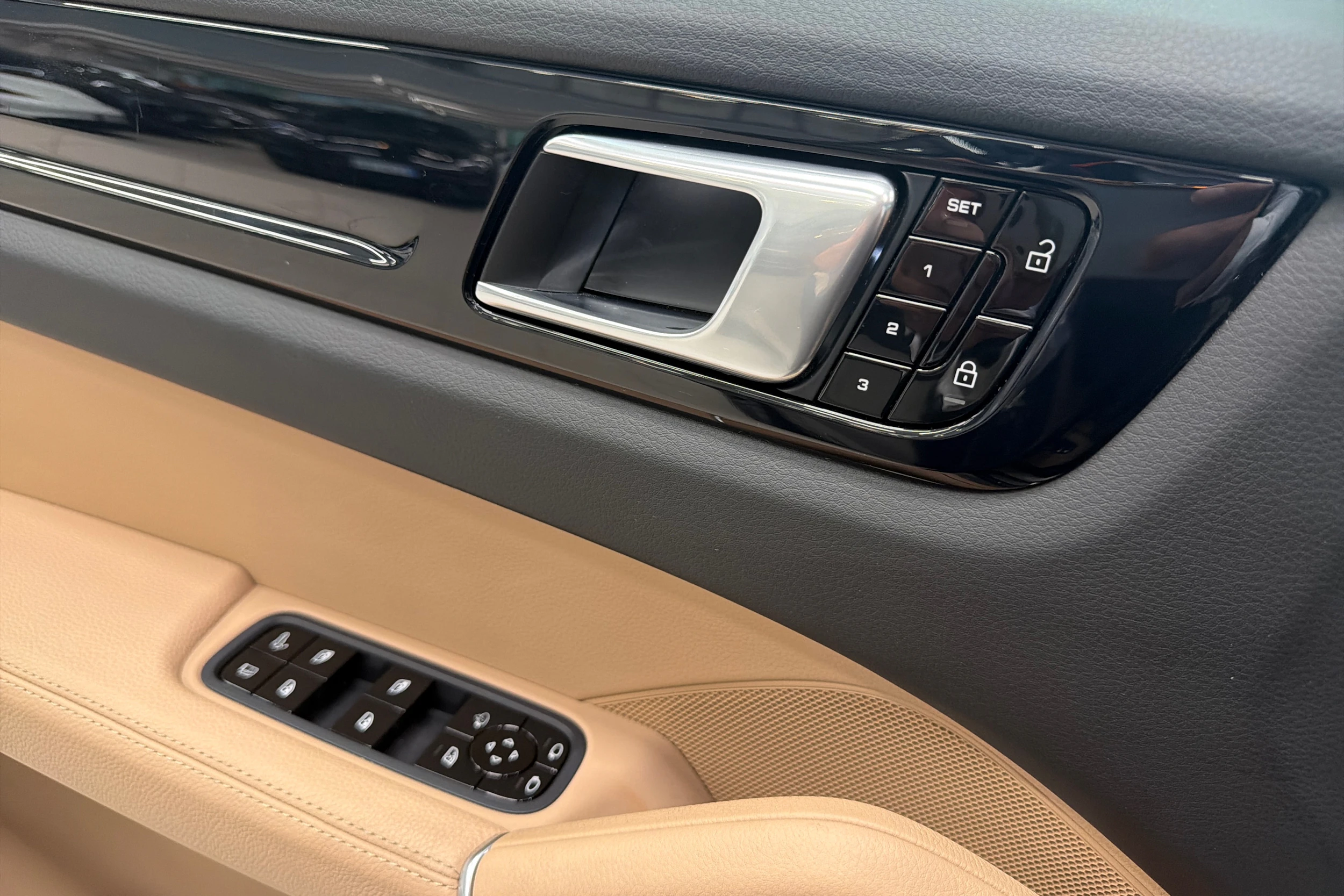 Harmaa Porsche Cayenne 2021 kuva 17.