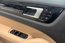 Harmaa Porsche Cayenne 2021 kuva 17.