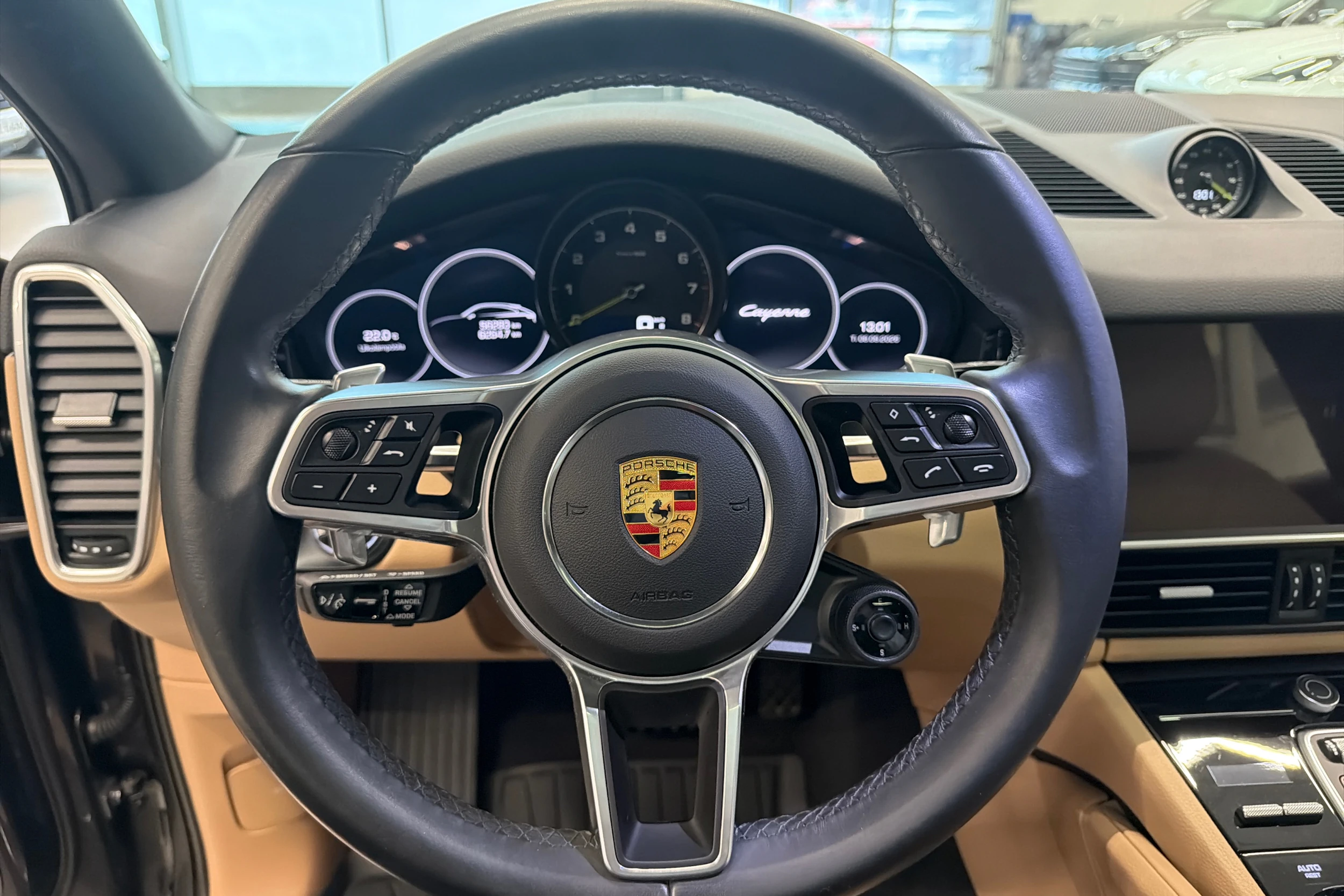 Harmaa Porsche Cayenne 2021 kuva 19.