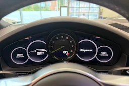 Harmaa Porsche Cayenne 2021 kuva 22.