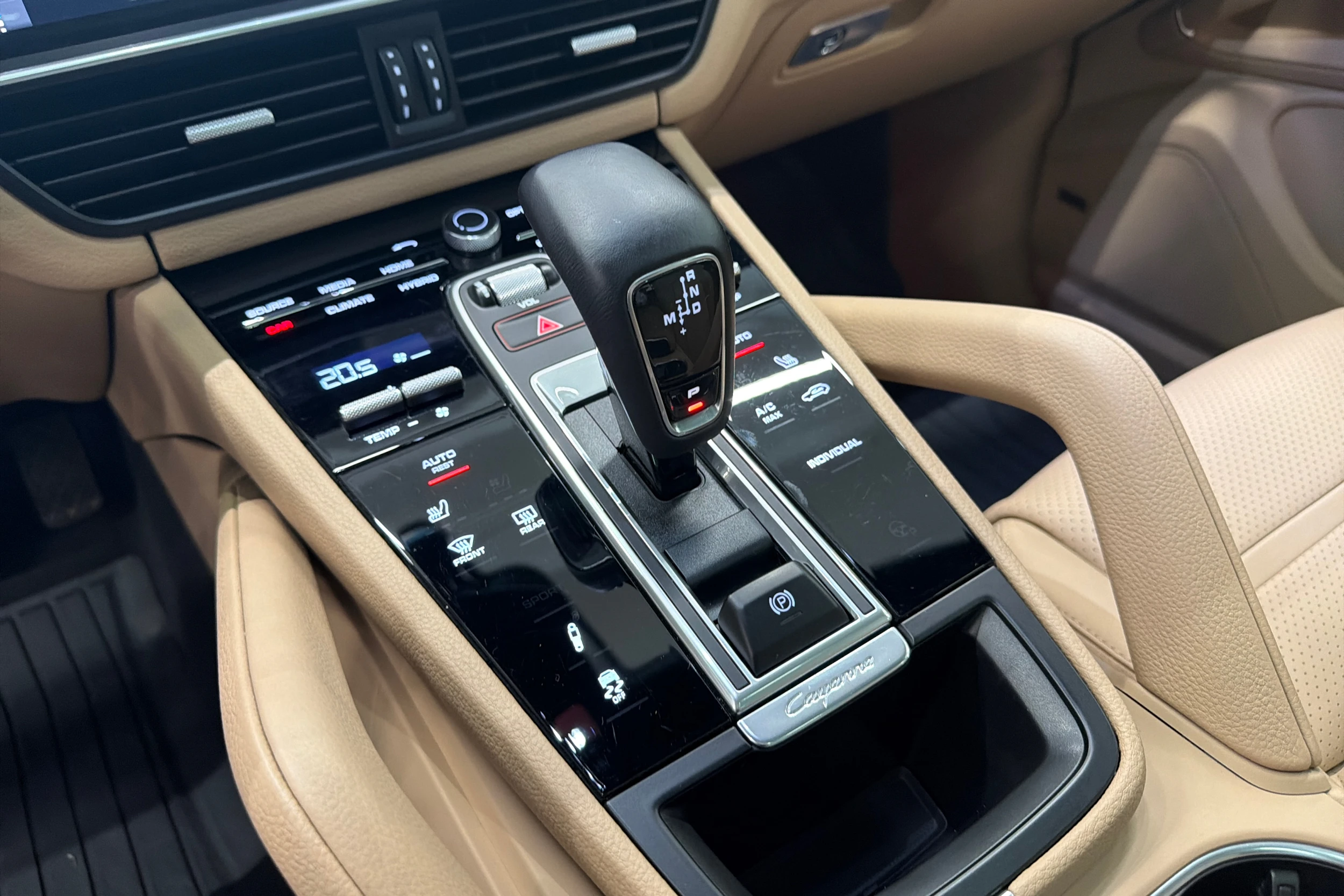 Harmaa Porsche Cayenne 2021 kuva 23.
