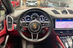 punainen Porsche Cayenne 2021 kuva 10.