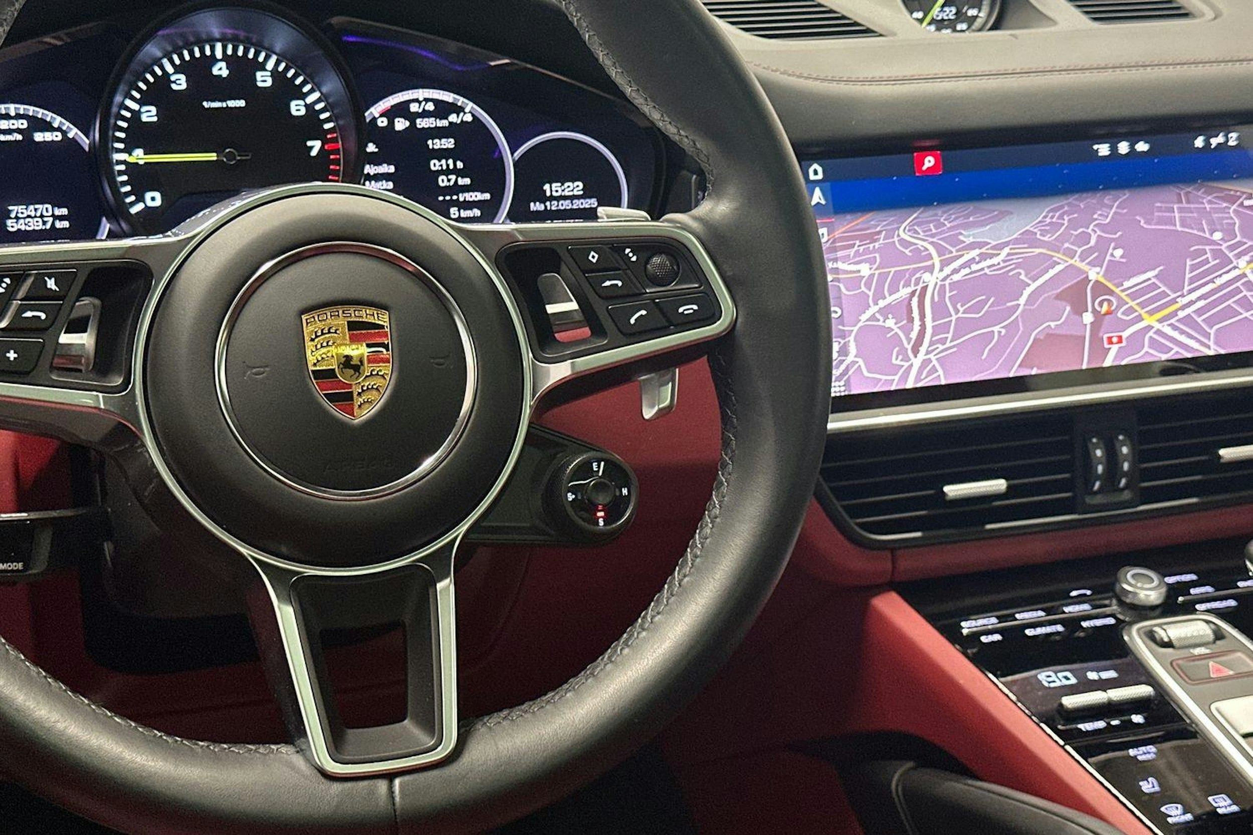 punainen Porsche Cayenne 2021 kuva 11.
