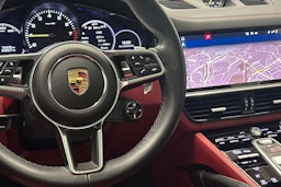 punainen Porsche Cayenne 2021 kuva 11.