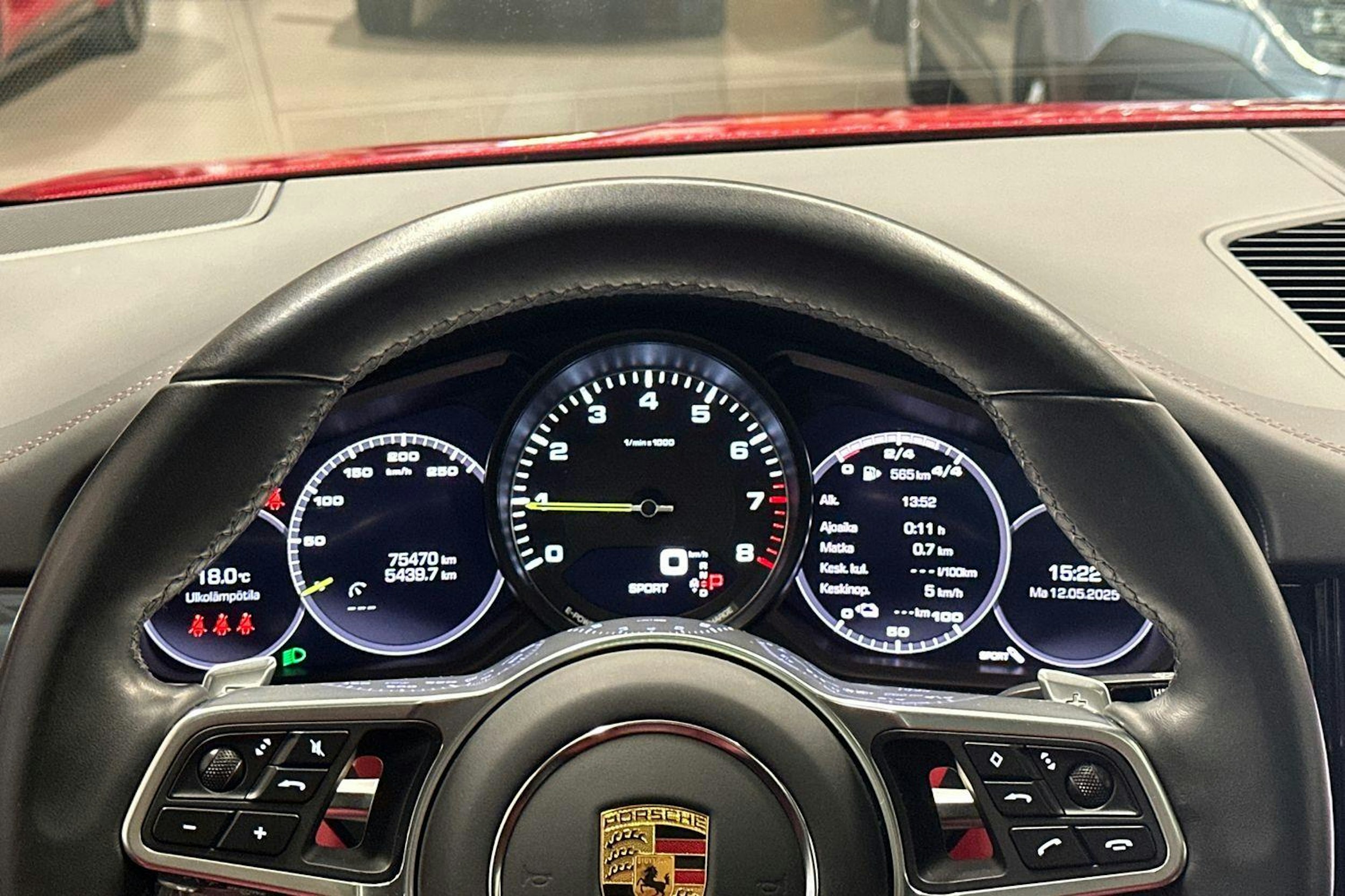 punainen Porsche Cayenne 2021 kuva 12.