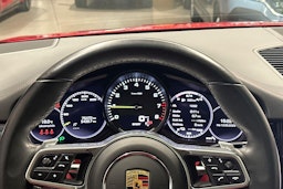 punainen Porsche Cayenne 2021 kuva 12.