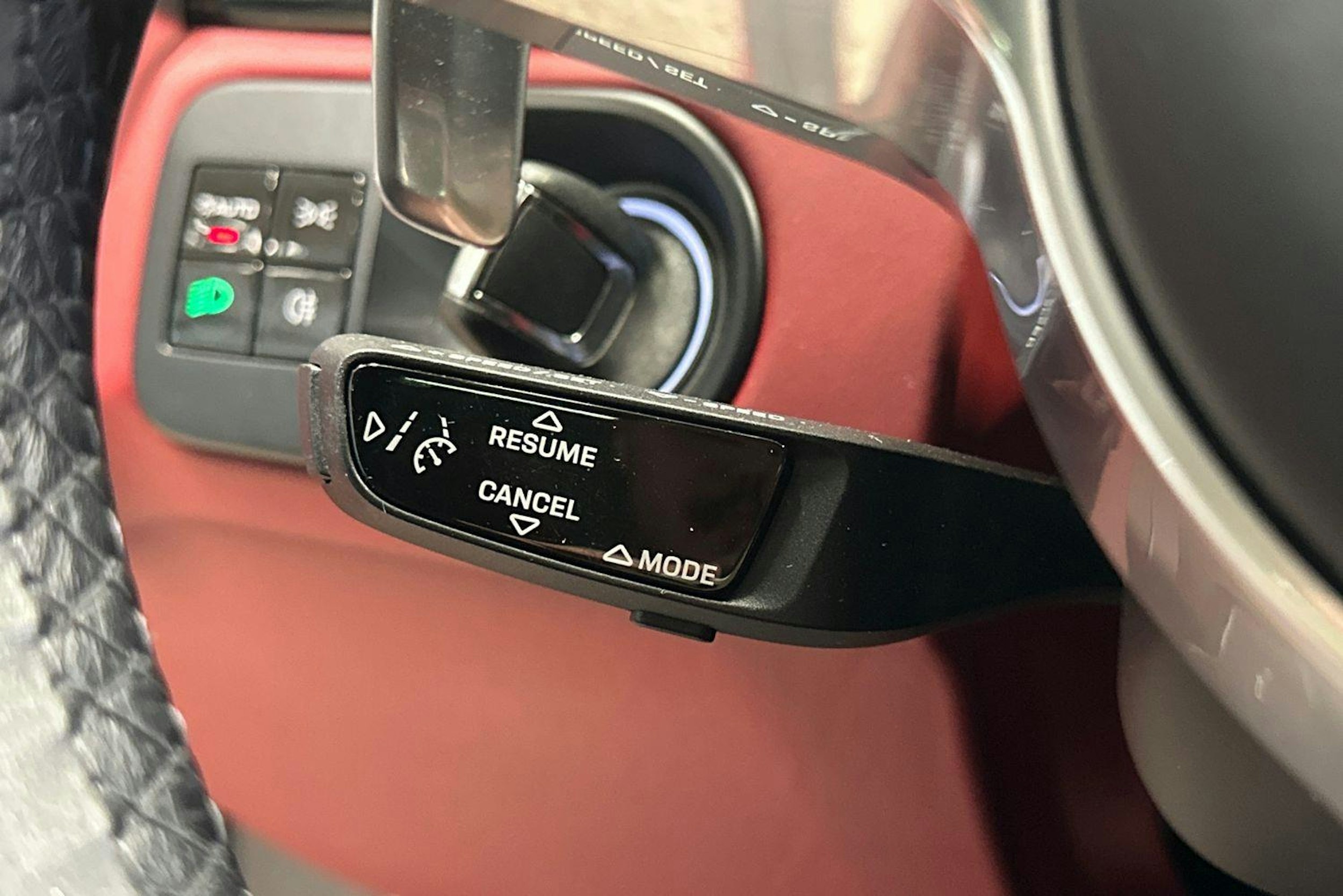 punainen Porsche Cayenne 2021 kuva 13.