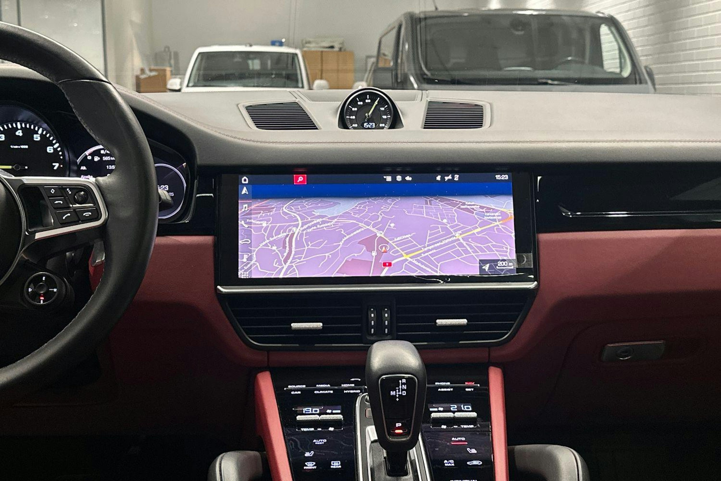 punainen Porsche Cayenne 2021 kuva 14.