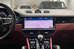 punainen Porsche Cayenne 2021 kuva 14.