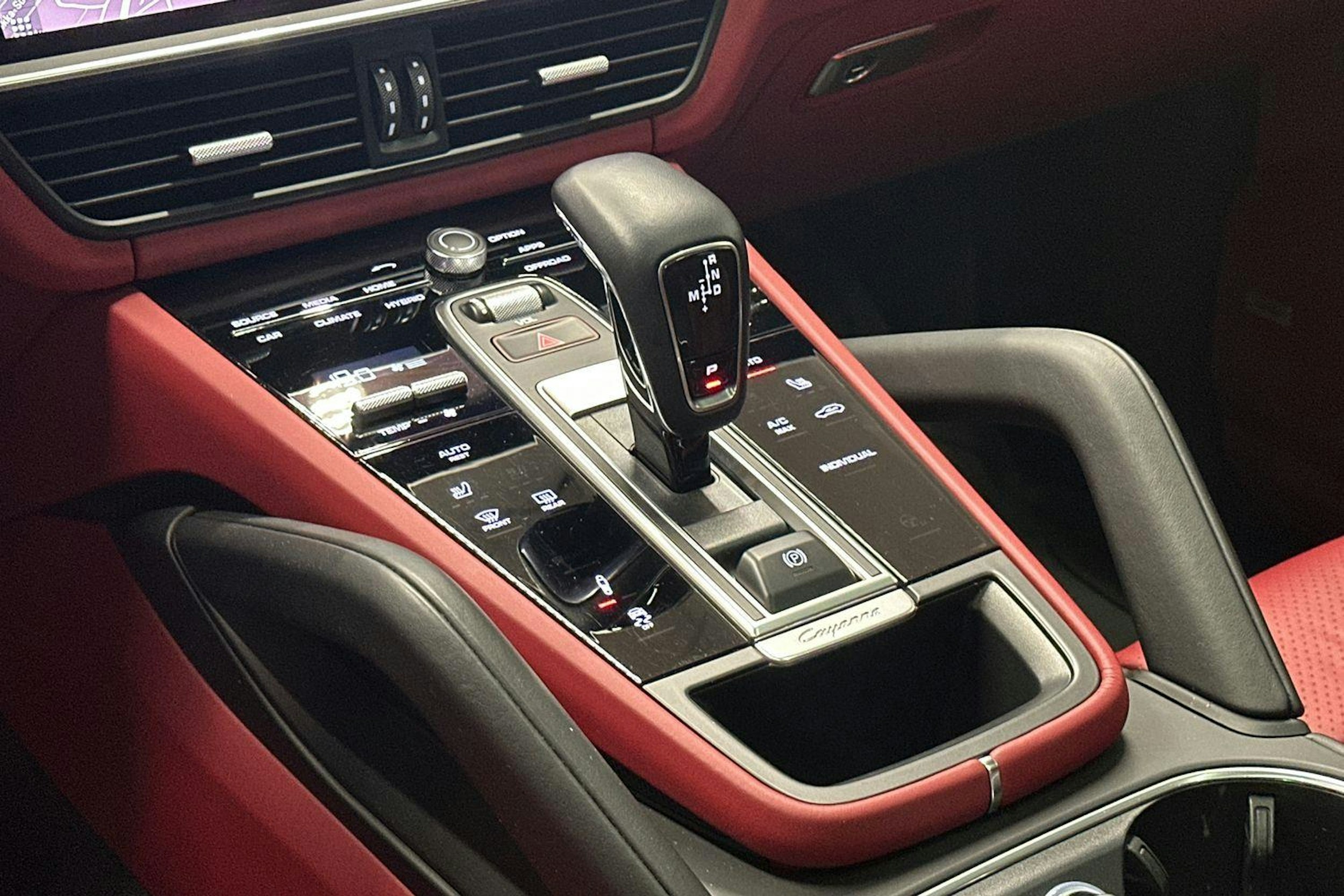 punainen Porsche Cayenne 2021 kuva 15.