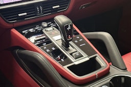 punainen Porsche Cayenne 2021 kuva 15.