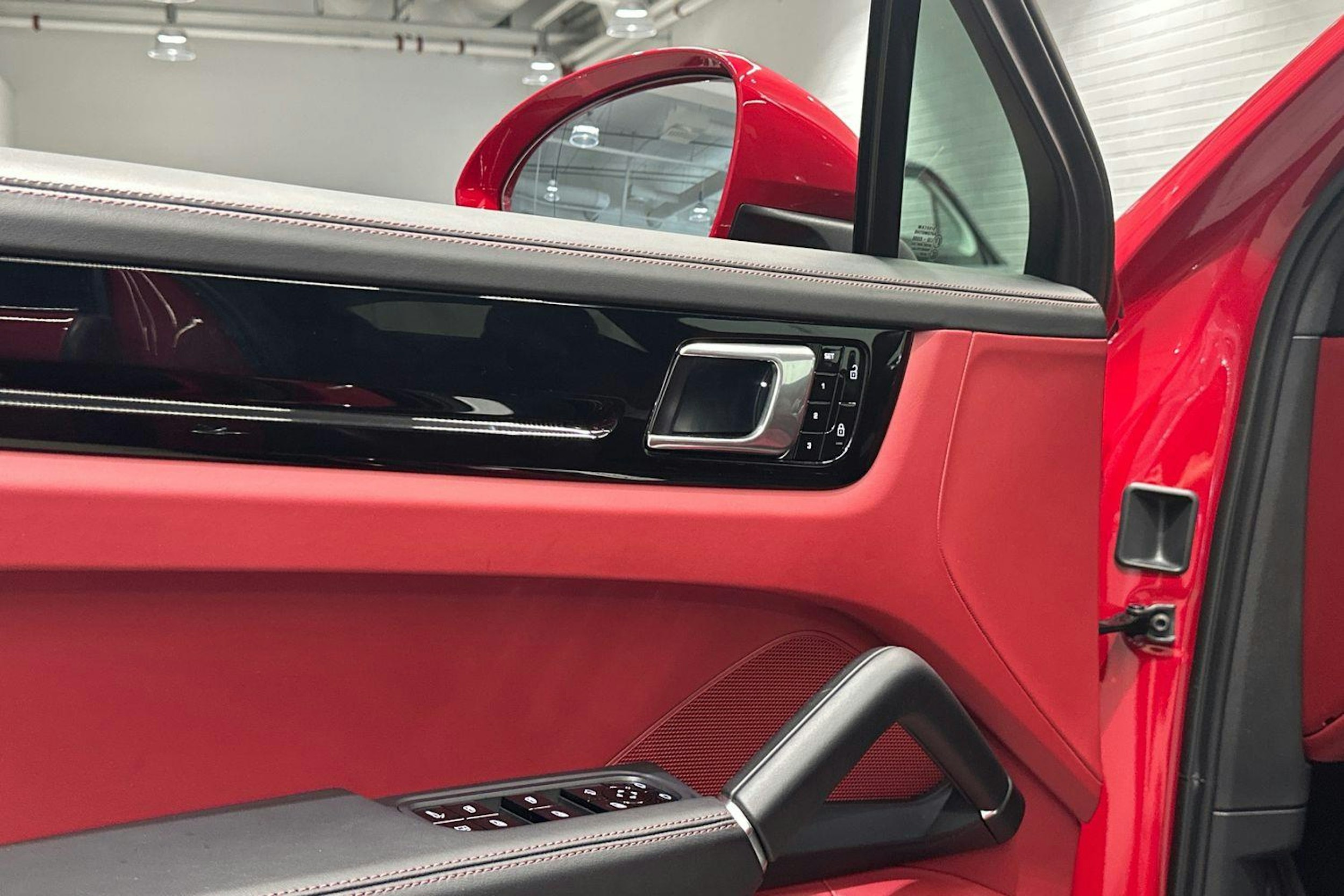 punainen Porsche Cayenne 2021 kuva 17.